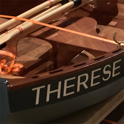 Boot lackiert und gebranded mit Logo und Beschriftung Branding Druck