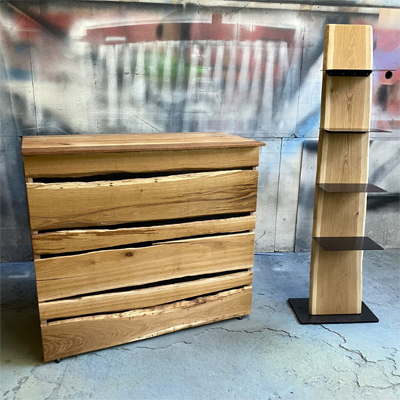 Theke Rustikal aus Eiche mit Totwurmlchern und Astlchern mit Display Rustikal aus Eiche mit Metallbden schwarz lackiert