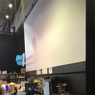 XXL Leinwand ca. 12m x 4m auf Messestand mit Schiebevorhängen