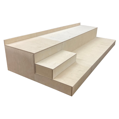 Podest gebeizt und lackiert mit Schrank und Schaumstoffwürfel