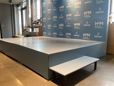 Podest mit Rückwand und Großdruck