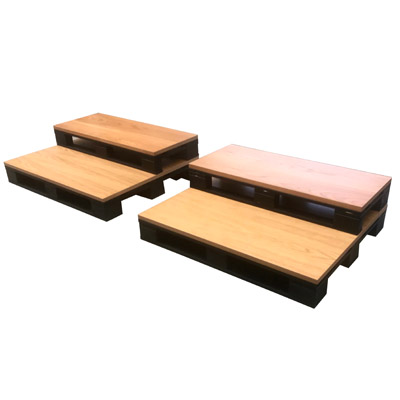 Podest aus Paletten mit Holz