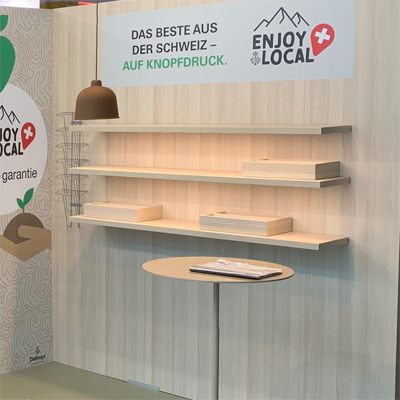 Regal Lokal beleuchtet