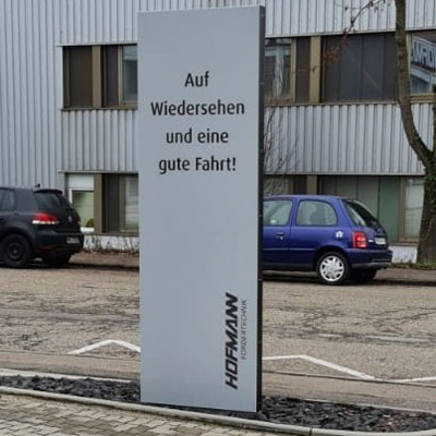 Werbepylon mit Digitaldruckfolie
