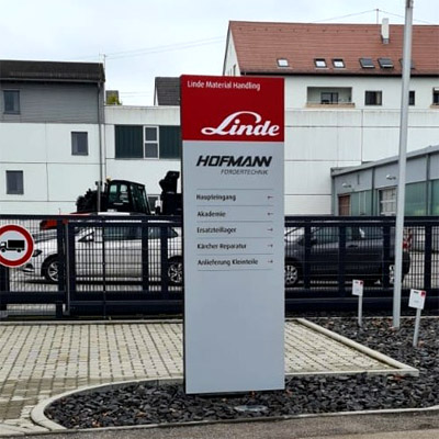 Werbepylon mit Digitaldruckfolie