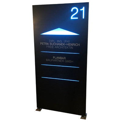 Werbepylon Werbestele beleuchtet und beschriftet