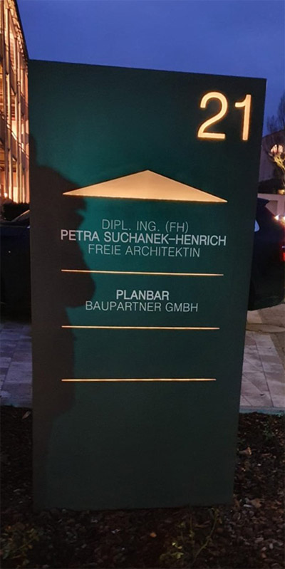 Werbepylon Werbestele beleuchtet und beschriftet