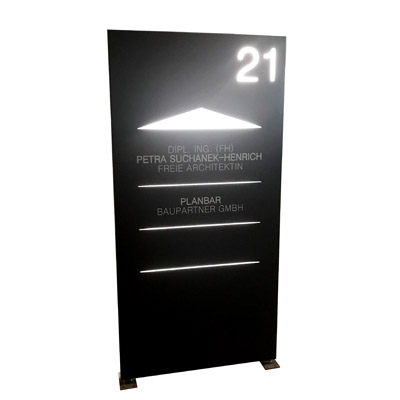 Werbepylon Werbestele beleuchtet und beschriftet