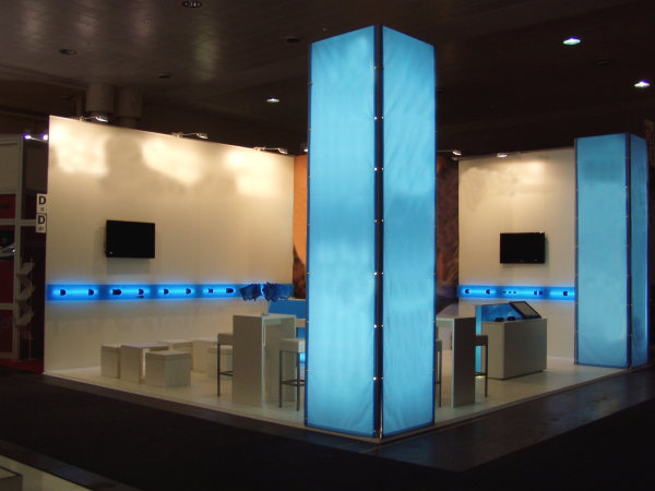 Messestand mit Flachbildschirmen, Hocker, Thekenstuhl Birte, Leuchtsulen, Leuchttheke, XXL-Druck