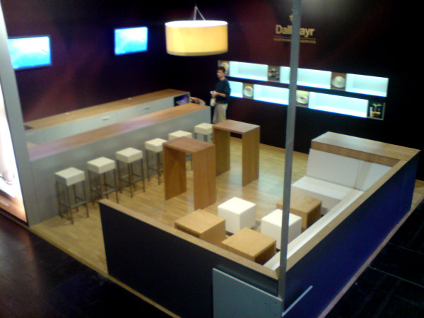 Messestand mit Loungebank Saragossa, Theke, Stehtische, Barhocker, Beleuchtung uvm.