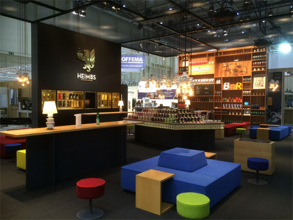 Beamerwand aus ca. 7500 Tassen Prsentationsregale, Loungembel, Deckenleuchten aus Tassen und Kaffelffeln