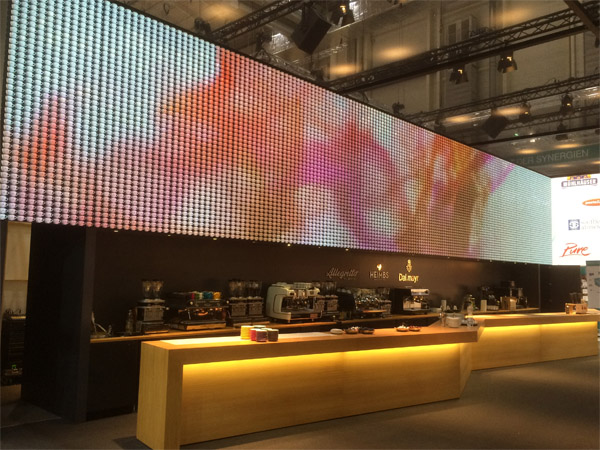 Beamerwand aus ca. 7500 Tassen Prsentationsregale, Loungembel, Deckenleuchten aus Tassen und Kaffelffeln