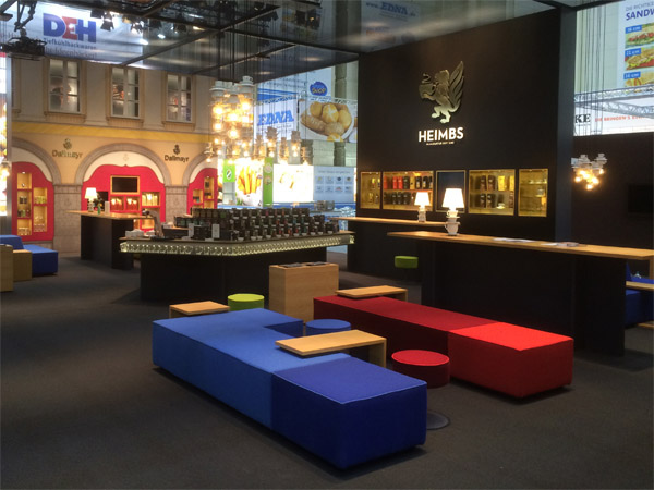 Beamerwand aus ca. 7500 Tassen Prsentationsregale, Loungembel, Deckenleuchten aus Tassen und Kaffelffeln