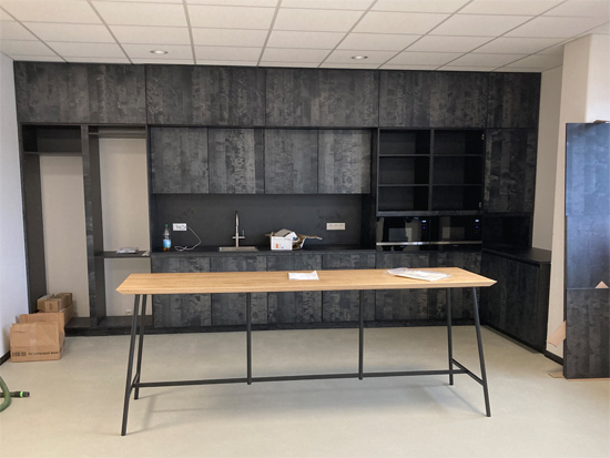 Einbauküche Birke mit Schränken, Tischen, Ablage, Geräten, Auszügen