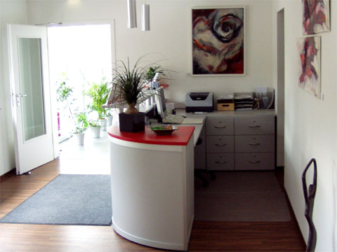 Objekteinrichtung Fitnessstudio mit Empfangstheken, Glasschiebetren, Spinden, Schrnken, Spiegelwand, Ballregal, Garderoben