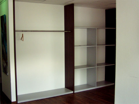 Objekteinrichtung Fitnessstudio mit Empfangstheken, Glasschiebetren, Spinden, Schrnken, Spiegelwand, Ballregal, Garderoben