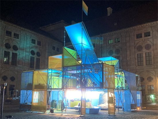 Freihstehender Open Space Messestand fr das Bayrische Staatsministerium Wohnen, Bau und Verkehr auf der IAA Mobility 2021 vor der Staatskanzlei