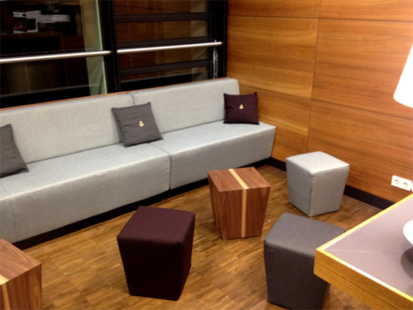 Tische Nussbaum, Theke Nussbaum Alu Gold eloxiert Sitzecke mit Bnken, Beistelltischen, Hockern