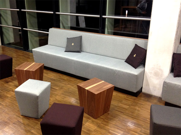 Tische Nussbaum, Theke Nussbaum Alu Gold eloxiert Sitzecke mit Bnken, Beistelltischen, Hockern