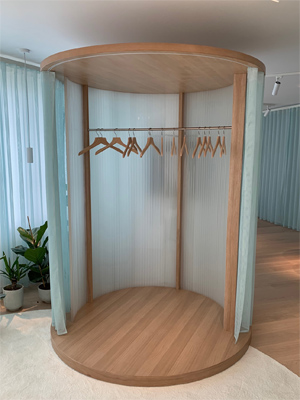 Kabine Showroom Böden. Wände, Decken mit Stoff bespannt. In verschieden Themenbereiche unterteilt. Altes Bürogebäude entkernt, Böden aus Gummi, Teppich, Echtholz