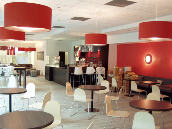 Objekteinrichtung Kaffeebar mit Theke, Leuchtelementen, Sthlen, Tischen, Stehtischen, Loungeecke, Beleuchtung