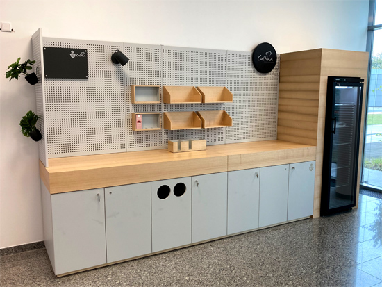 Objekteinrichtung Küche mit Kühlschrankverkleidung, Arbeitsplatte, Regalen, abschließbaren Schränken, Müllsammler, Becherhalter