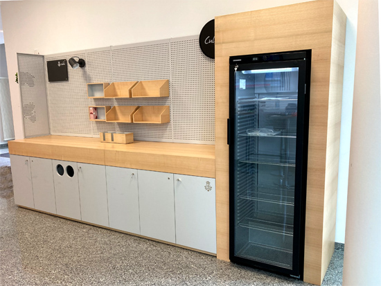 Objekteinrichtung Küche mit Kühlschrankverkleidung, Arbeitsplatte, Regalen, abschließbaren Schränken, Müllsammler, Becherhalter