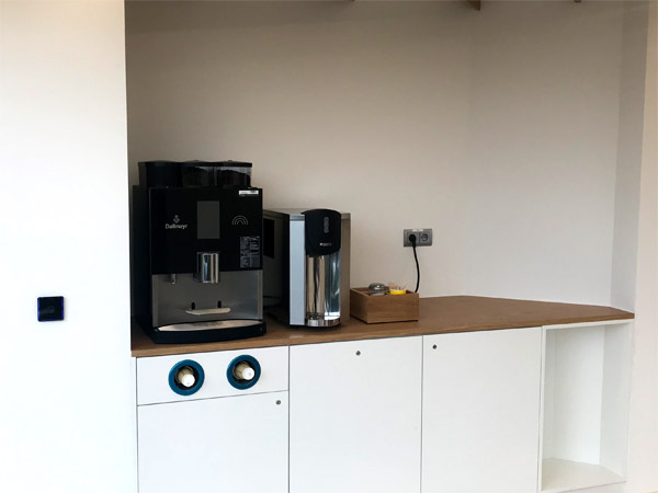 Kaffeepoint mit ausziehbarer Sple, Becherauszug, Schubladen und Zubehrkasten