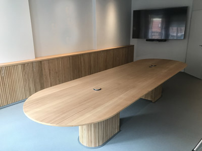 Wandverkleidung Konferenztisch XXL mit Kabeltank Eiche