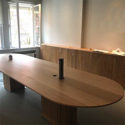 Wandverkleidung Konferenztisch XXL mit Kabeltank Eiche