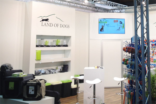 ca. 6m x 6m mit Kabine groer LCD Bildschirm
Stehtischen, Laminat, Barhocker, Podesten, Beleuchtung, Traversen... 