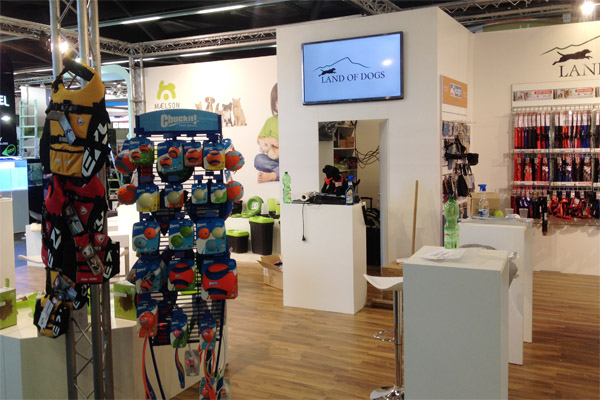 Messestand ca. 8m x 6m mit Kabine groer LCD Bildschirm
Stehtischen, Laminat, Standvitrine, Barhocker, Podesten, Beleuchtung, Traversen... 