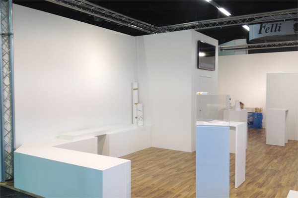 Messestand ca. 8m x 6m mit Kabine groer LCD Bildschirm
Stehtischen, Laminat, Standvitrine, Barhocker, Podesten, Beleuchtung, Traversen... 