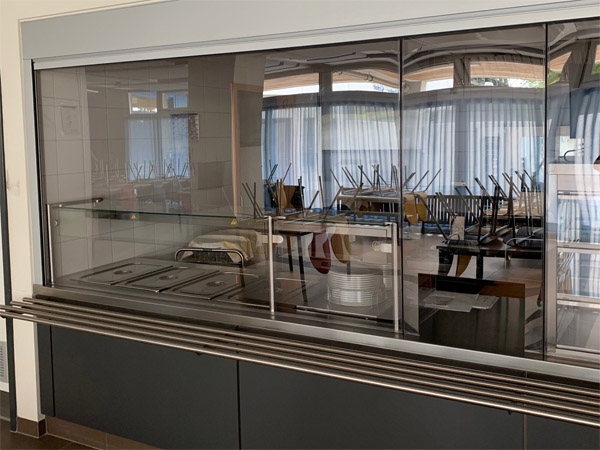 Mensaverkleidung mit Theken Spuckschutz Rolltheken Ausgabe Glasfront