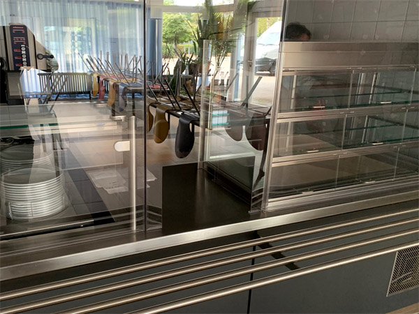 Mensaverkleidung mit Theken Spuckschutz Rolltheken Ausgabe Glasfront