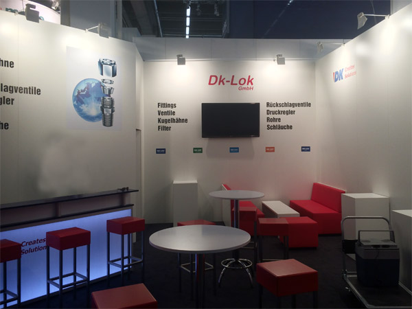 Messestand mit Barhocker, Leuchttheke, Loungehocker und Bank Serie Sinsheim
Eckvitrine Offenburg, Beleuchtung...