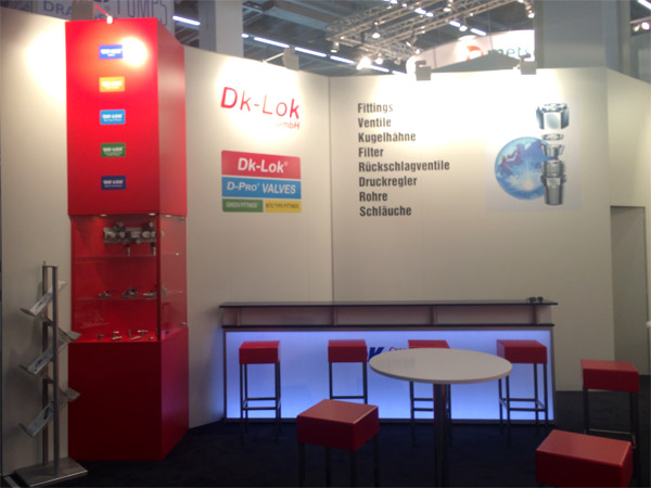 Messestand mit Barhocker, Leuchttheke, Loungehocker und Bank Serie Sinsheim
Eckvitrine Offenburg, Beleuchtung...