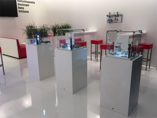 Messestand mit hochglanzboden weiß Leuchtvitrine Luftig (Akkubetrieb) Barhocker, Leuchttheke, Displays, Präsenter...