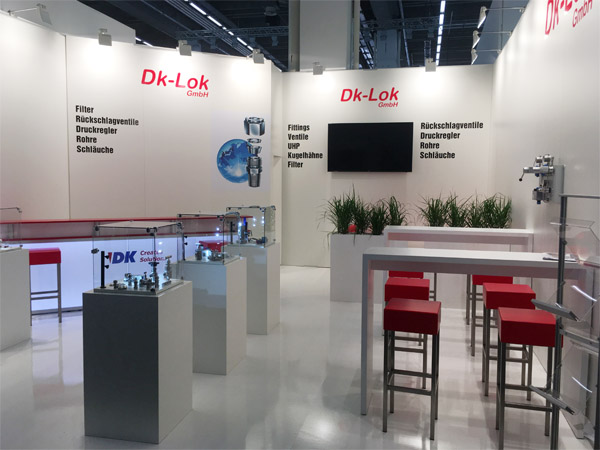 Messestand mit hochglanzboden weiß Leuchtvitrine Luftig (Akkubetrieb) Barhocker, Leuchttheke, Displays, Präsenter...