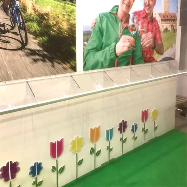 Messestand mit aus Kunststoff gefrsten und bedruckten Blumen ca. 120m mit Regalen aus Plexiglas, eingebauten Bildschirmen, Teppich, Aufsteller, Displays und Prsentern...