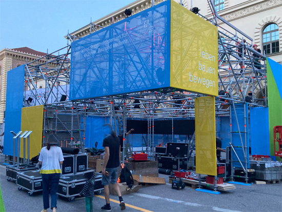 Freihstehender Open Space Messestand für das Bayrische Staatsministerium Wohnen, Bau und Verkehr auf der IAA Mobility 2023 in der Innenstadt