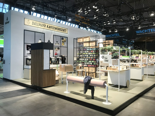 Messestand Kaffeewerkstatt, Stahlregale, Werkstattwagen, Klicklinoleum, geflieste Theke, Durchreiche, verputzte Kabine, Fenster, Anlehnhocker, Beistelltische