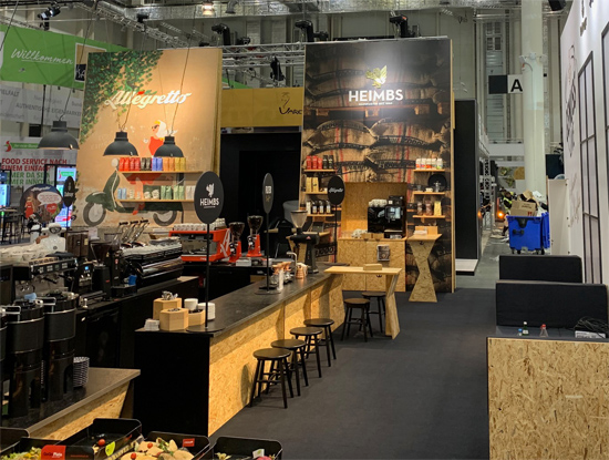 Messestand Kaffeewerkstatt 2023 Mit Theke Bewegung, Hocker Puff, Bank Kaffeewerkstatt, Grafikwänden, Teehaus, Regalen und vielem mehr