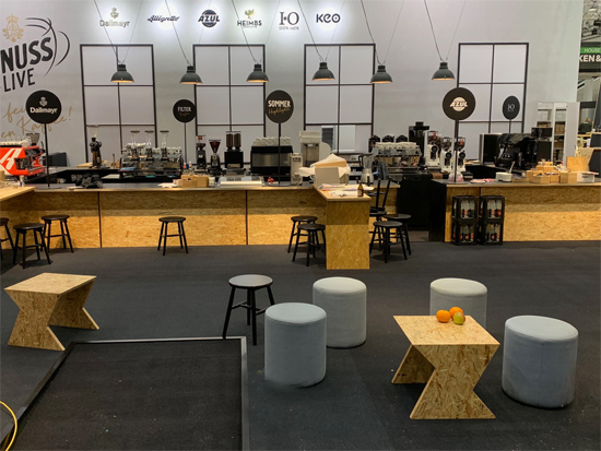 Messestand Kaffeewerkstatt 2023 Mit Theke Bewegung, Hocker Puff, Bank Kaffeewerkstatt, Grafikwänden, Teehaus, Regalen und vielem mehr