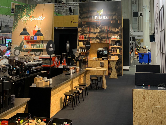 Messestand Kaffeewerkstatt 2023 Mit Theke Bewegung, Hocker Puff, Bank Kaffeewerkstatt, Grafikwänden, Teehaus, Regalen und vielem mehr