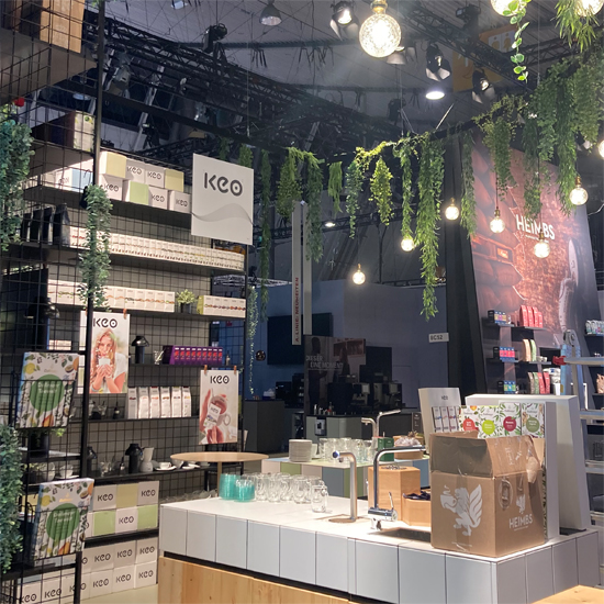 Messestand Kaffeewerkstatt 2024 Mit Theke Bewegung, Hockern , Bänken, Kaffeewerkstatt, Grafikwänden, Theke mit Fließen, Regalen und vielem mehr