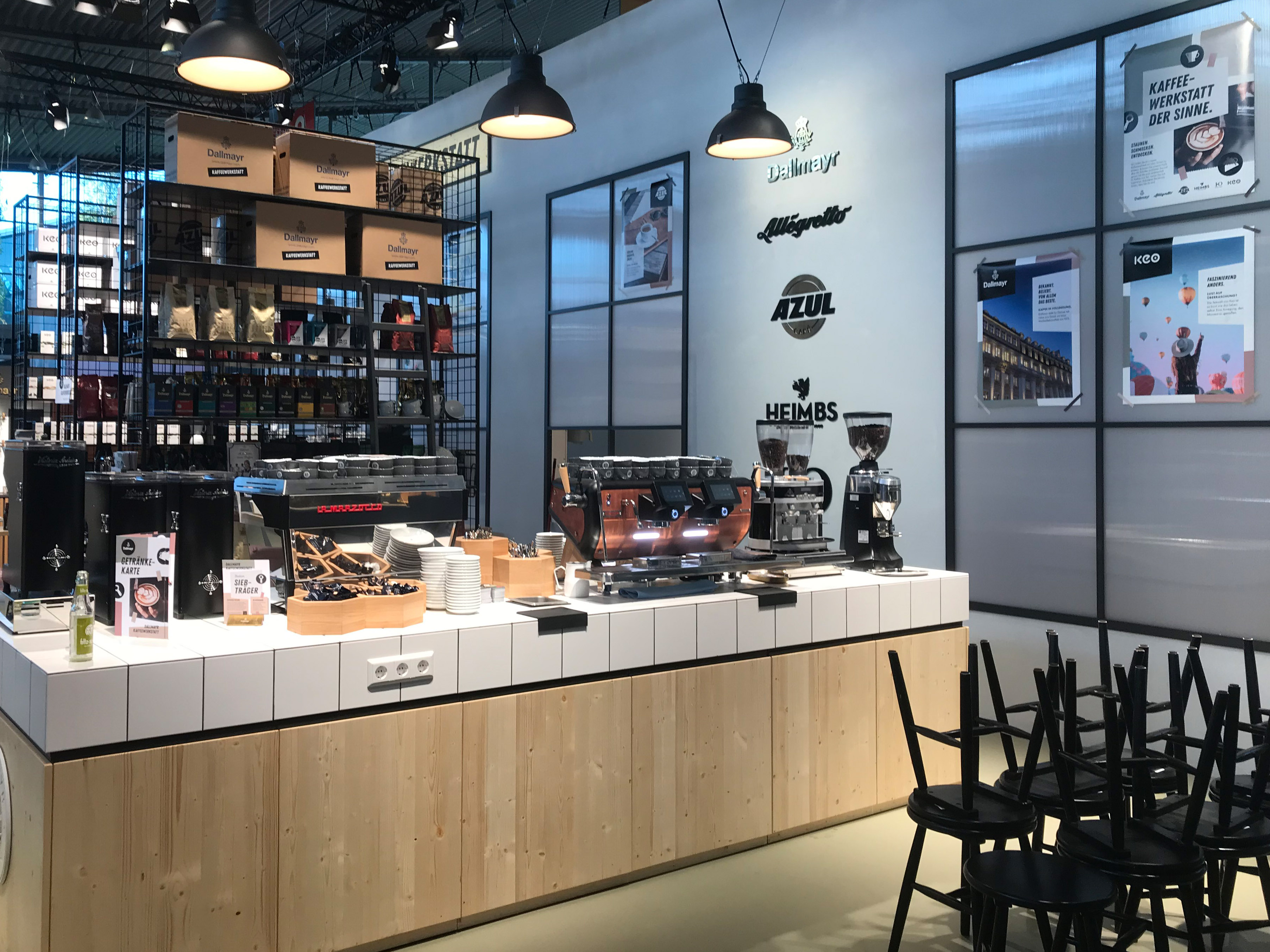 Messestand Kaffeewerkstatt, Stahlregale, Werkstattwagen, Klicklinoleum, geflieste Theke, Durchreiche, verputzte Kabine, Fenster, Anlehnhocker, Beistelltische