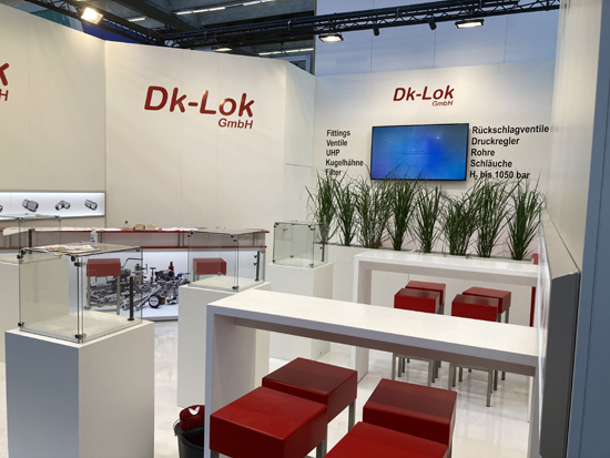 Messestand mitn Leuchtblednde Barhocker, Leuchttheke, Loungehocker und Bank Serie Sinsheim
Eckvitrine Offenburg, Beleuchtung...