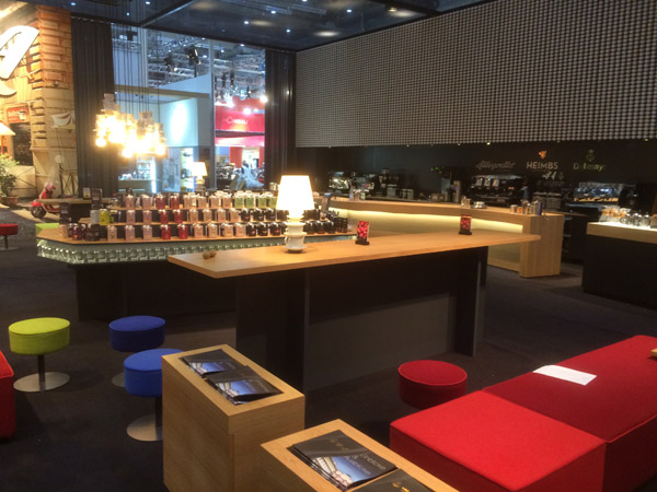 Messestand Dallmayr 2016 ca. 230qm riesiger Vorhang und Beamerwand aus ca. 7500 Tassen