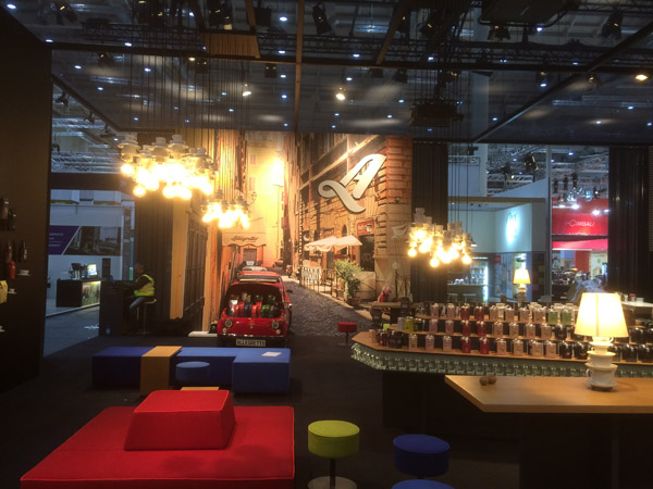 Messestand Dallmayr 2016 ca. 230qm riesiger Vorhang und Beamerwand aus ca. 7500 Tassen